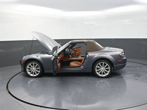 Used 2006 MAZDA MX-5 Miata Grand Touring w/ Premium Pkg RWD image 38