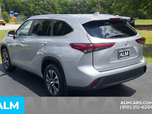 Used 2023 Toyota Highlander XLE AWD/4WD image 11