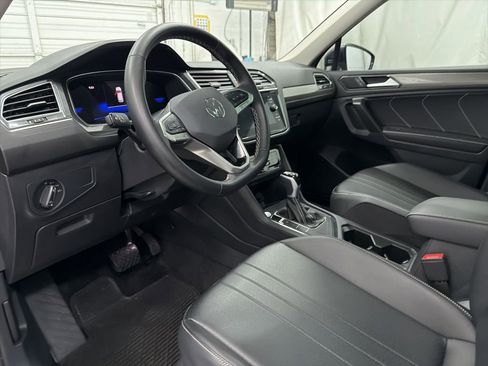 Used 2024 Volkswagen Tiguan SE w/ Panoramic Sunroof Package image 13