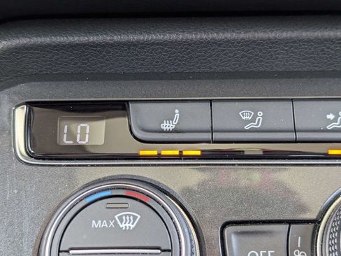 Used 2018 Volkswagen Tiguan SEL FWD image 31