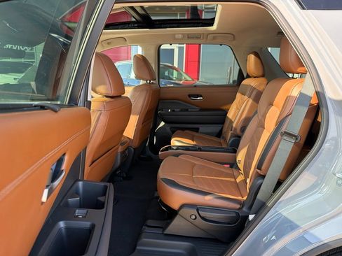 Used 2023 Nissan Pathfinder Platinum FWD image 15