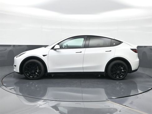 Used 2022 Tesla Model Y Long Range image 5