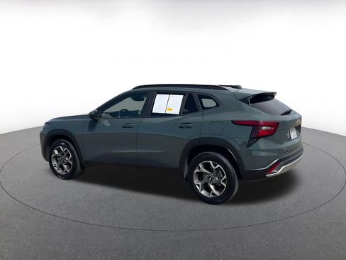 Used 2025 Chevrolet Trax LT FWD image 9