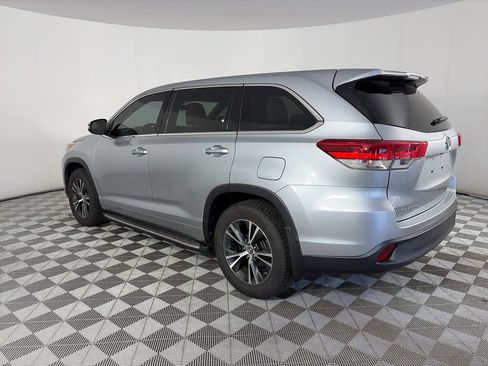 Used 2017 Toyota Highlander LE FWD image 5