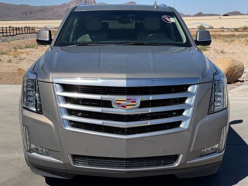 Used 2018 Cadillac Escalade ESV Luxury AWD/4WD image 3