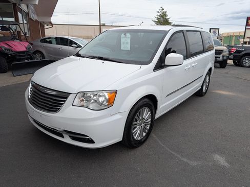 Used 2016 Chrysler Town & Country Touring w/ Driver Convenience Group image 3