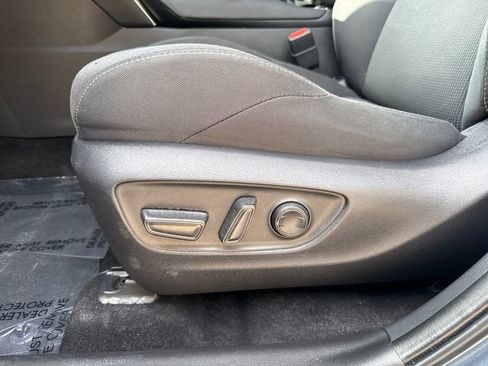 Used 2022 Toyota Venza LE image 40