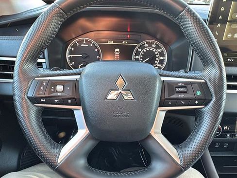 Used 2025 Mitsubishi Outlander SE image 18