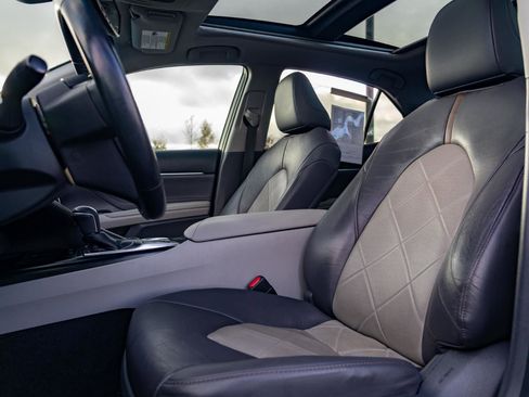 Used 2018 Toyota Camry XLE image 15