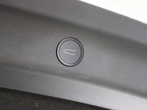 Used 2021 Tesla Model Y Long Range image 27