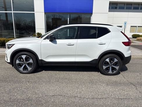 Used 2025 Volvo XC40 B5 Plus AWD/4WD image 2
