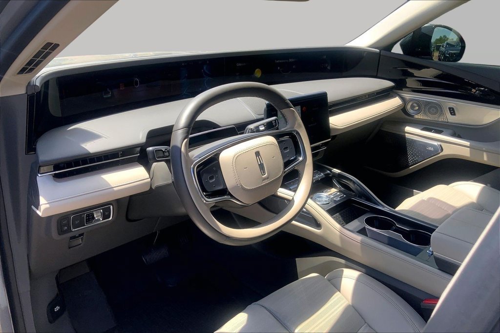Used 2025 Lincoln Nautilus Reserve AWD/4WD image 14