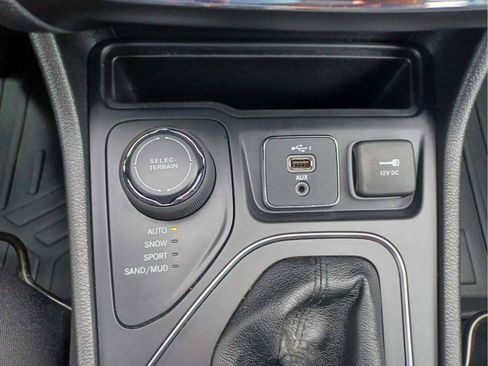 Used 2020 Jeep Cherokee 4WD Latitude image 19