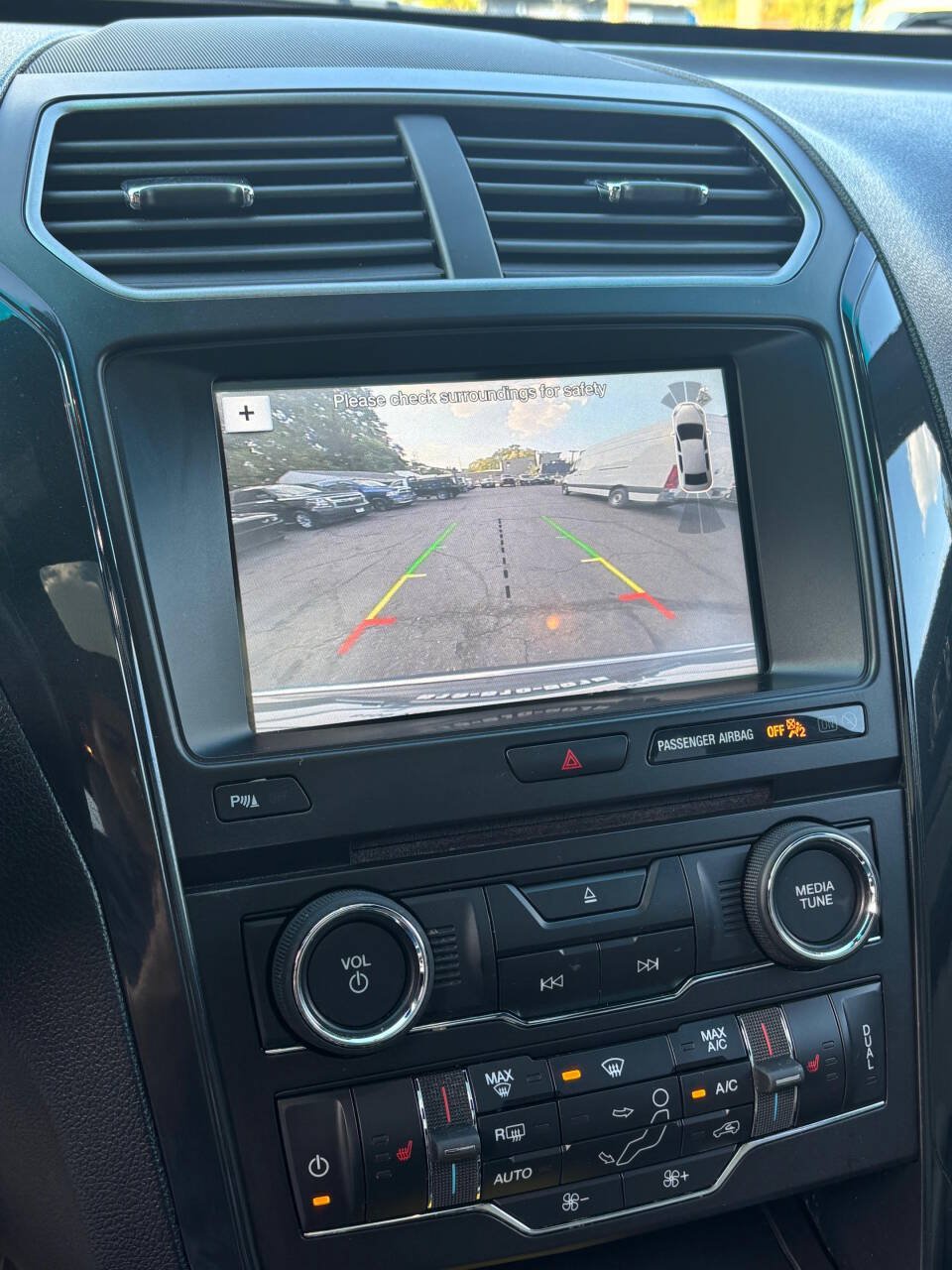 Used 2018 Ford Explorer XLT w/ Equipment Group 202A AWD/4WD image 30