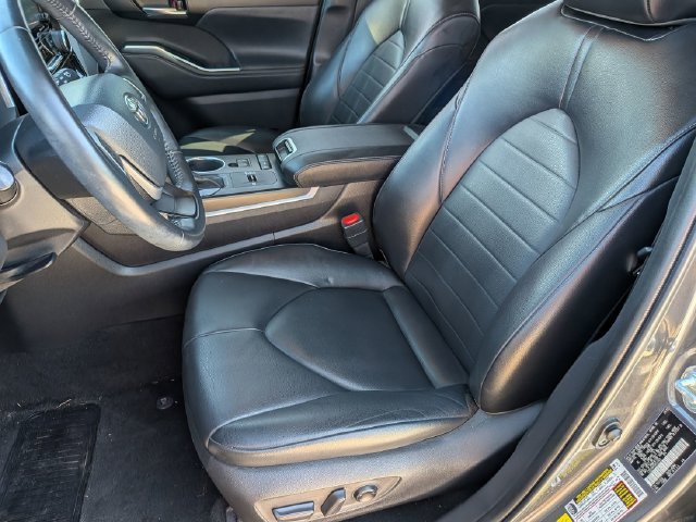 Used 2022 Toyota Highlander XLE FWD image 15
