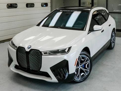 Used 2024 BMW iX xDrive50 w/ Premium Package AWD/4WD image 10