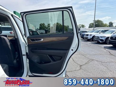 Used 2025 Volkswagen Atlas SE AWD/4WD image 54