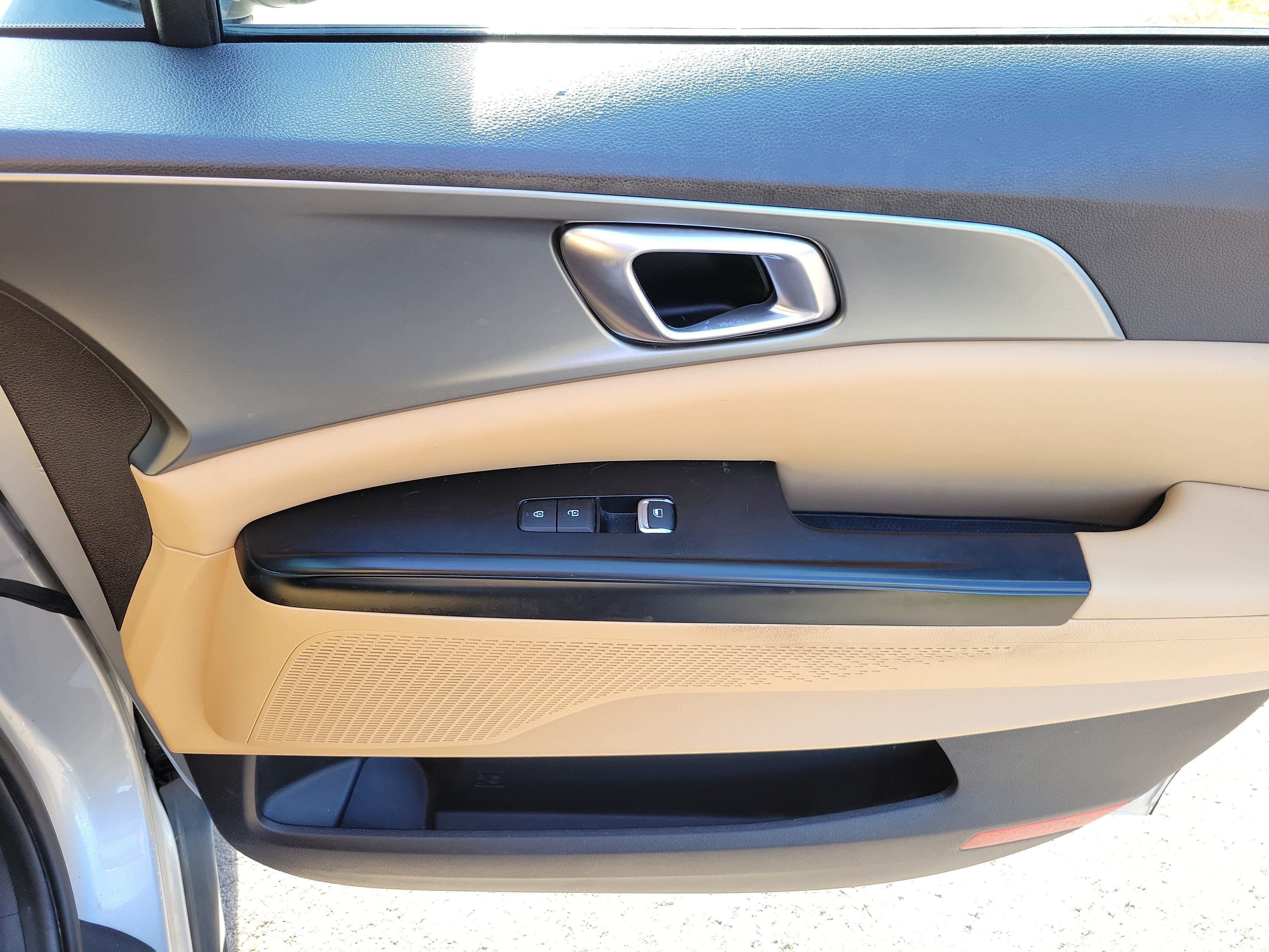 Used 2022 Kia Carnival LX FWD image 10