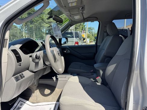Used 2011 Nissan Frontier SV AWD/4WD image 15