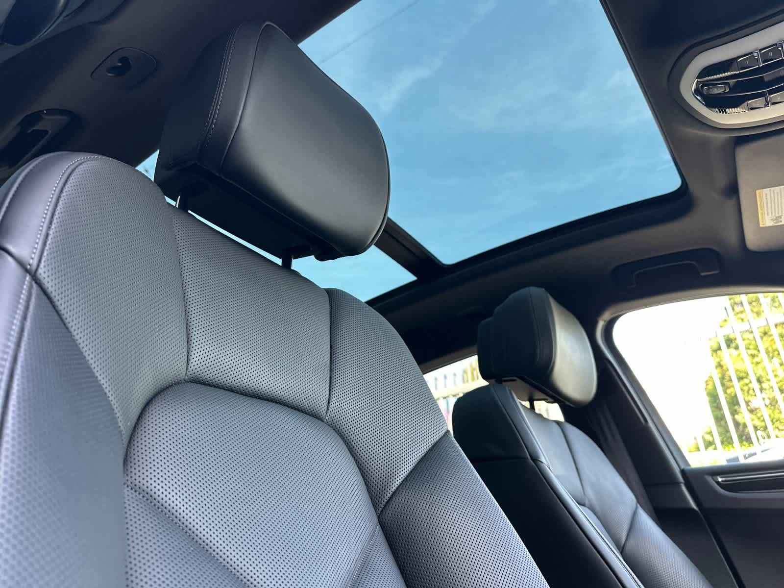Certified 2025 Porsche Macan AWD/4WD image 18