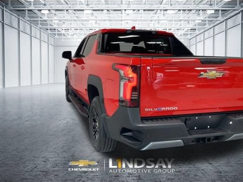 Certified 2025 Chevrolet Silverado EV LT AWD/4WD image 8