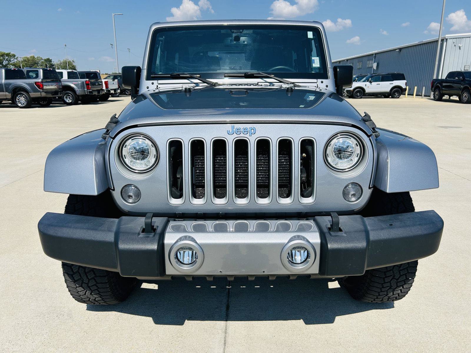 Used 2017 Jeep Wrangler Sahara w/ Connectivity Group AWD/4WD image 23