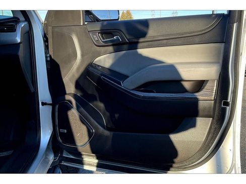 Used 2018 Chevrolet Suburban LT image 26