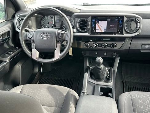 Used 2017 Toyota Tacoma TRD Off-Road image 18