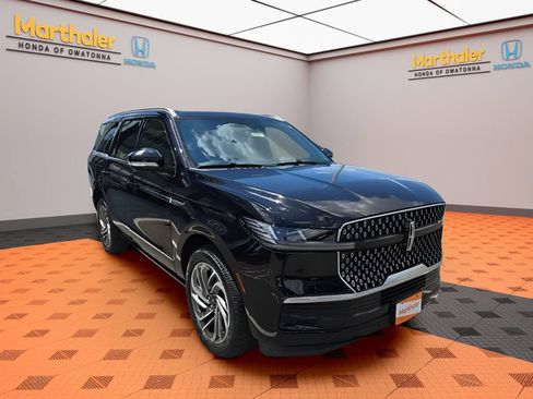 Used 2025 Lincoln Navigator Reserve AWD/4WD image 7