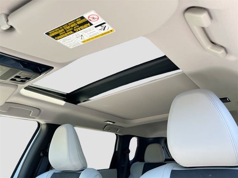 New 2025 Mitsubishi Outlander SE image 23