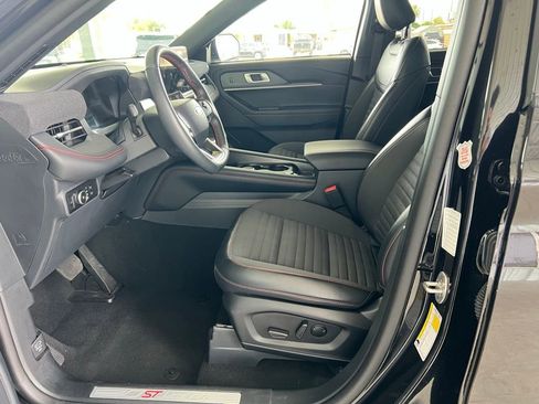 Used 2025 Ford Explorer ST-Line w/ ST-Line Street Pack image 9