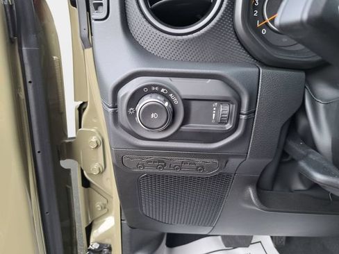 Used 2026 Jeep Wrangler Unlimited Rubicon AWD/4WD image 21