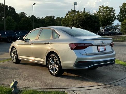 Used 2024 Volkswagen Jetta SE FWD image 5