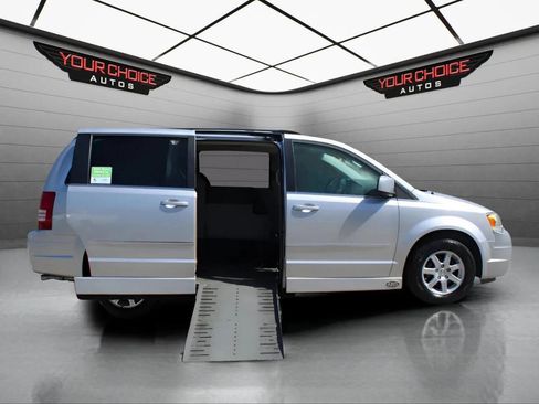 Used 2010 Chrysler Town & Country Touring image 19