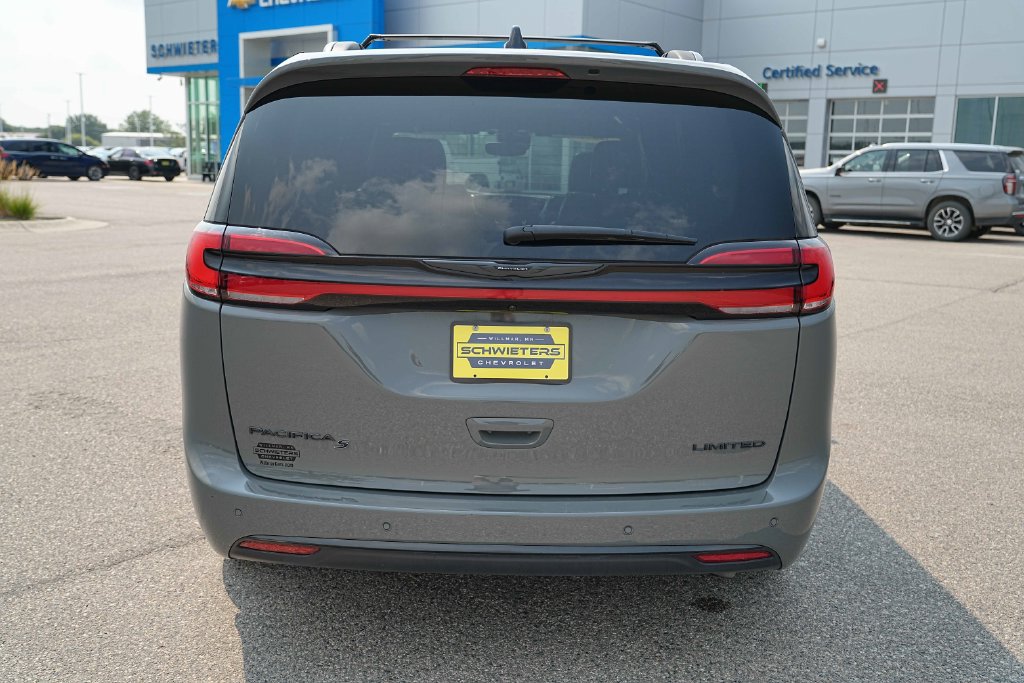 Used 2025 Chrysler Pacifica Limited FWD image 8