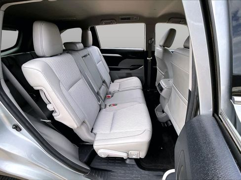 Used 2018 Toyota Highlander Plus FWD image 18