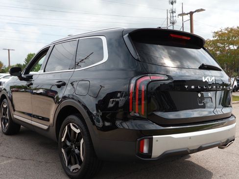 Used 2024 Kia Telluride EX w/ EX Captain's Chair Package FWD image 3