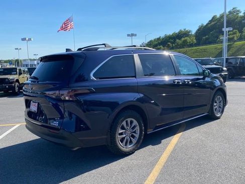 Used 2023 Toyota Sienna XLE FWD image 5