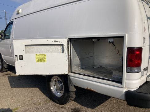 Used 2005 Ford E-350 and Econoline 350 Extended Super Duty RWD image 13