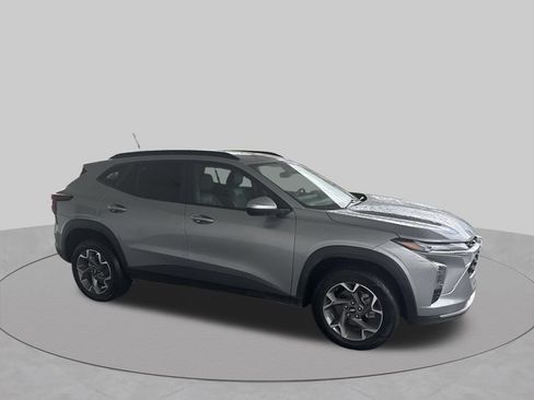 Used 2024 Chevrolet Trax LT FWD image 10