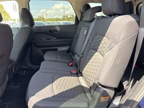 Used 2025 Nissan Pathfinder SV image 9