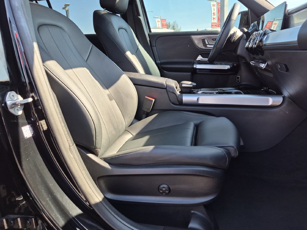 Used 2023 Mercedes-Benz GLB 250 image 32