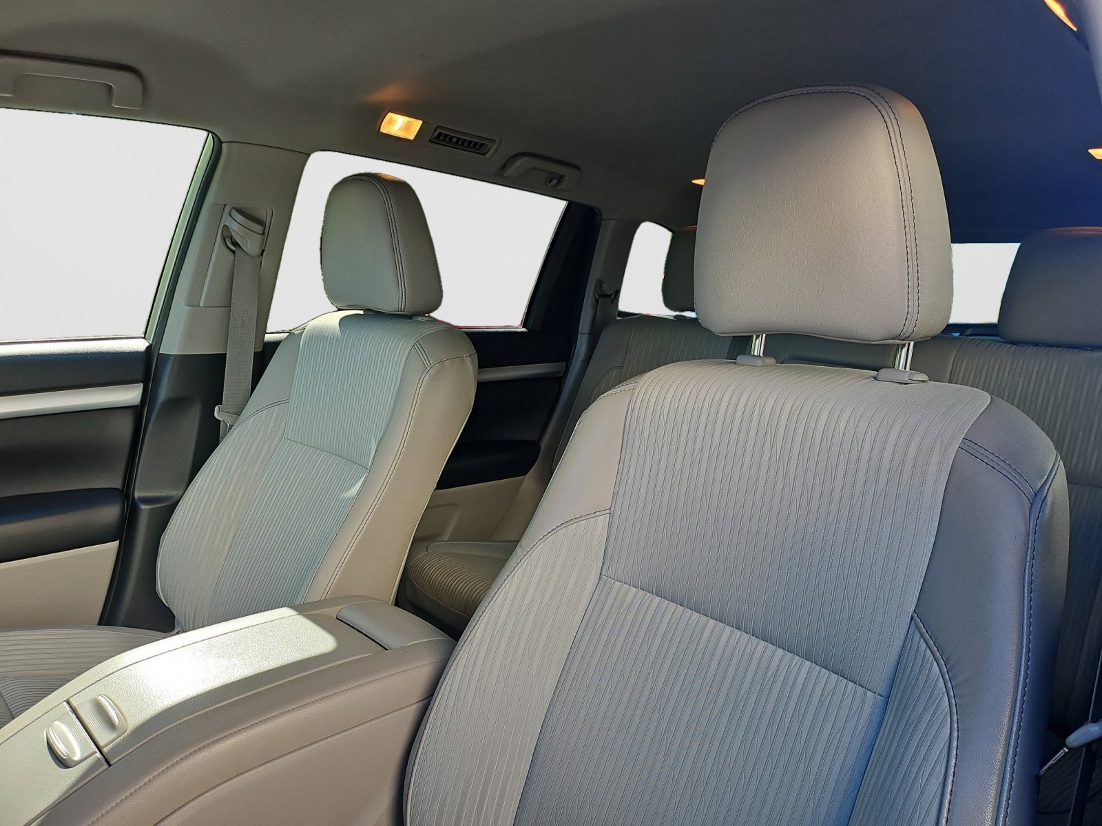 Used 2019 Toyota Highlander Plus AWD/4WD image 21