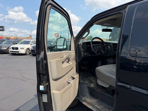 Used 2017 Chevrolet Express 2500 RWD image 9