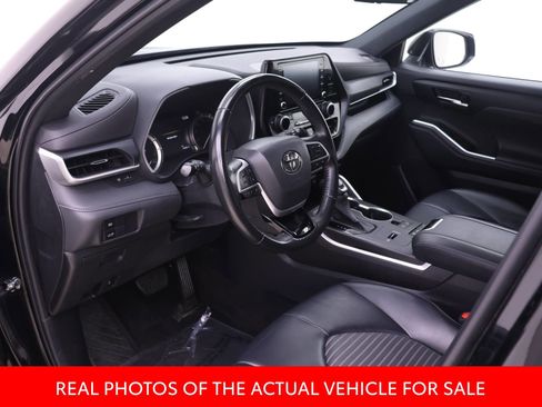 Used 2022 Toyota Highlander XSE FWD image 3