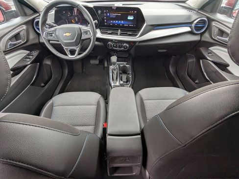 Used 2025 Chevrolet Trax LT w/ LT Convenience Package FWD image 24