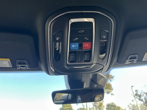 New 2025 Jeep Grand Cherokee Altitude image 32