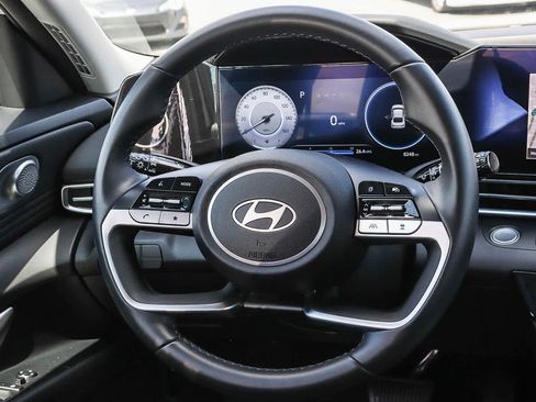 Used 2025 Hyundai Elantra Limited FWD image 21