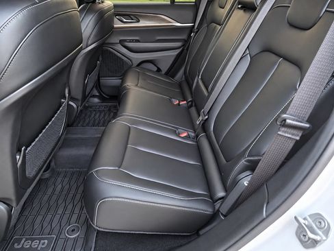 Used 2024 Jeep Grand Cherokee Limited w/ Black Appearance Package AWD/4WD image 27