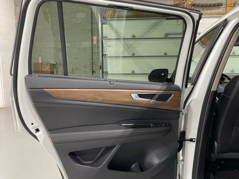 Used 2025 Volkswagen Atlas SE image 15